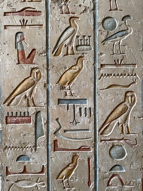 1. Historie psaní: Od prvních hieroglyfů až po moderní doby
