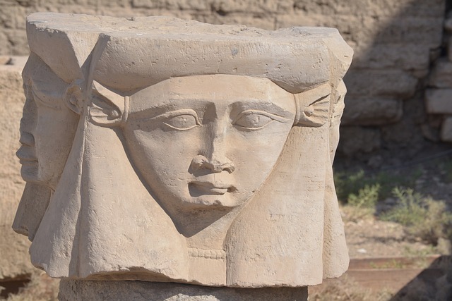 4. Umělecké vyobrazení: Estetika a elegance - Hathor jako krásná bohyně se zvláštním stylizovaným hlavou