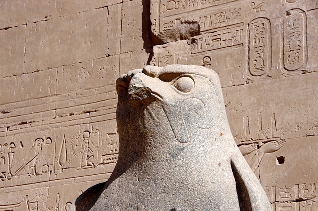 6. Doporučená místa k návštěvě: Svatyně a ⁣chrámy⁤ postavené pro úctu egyptským božstvům