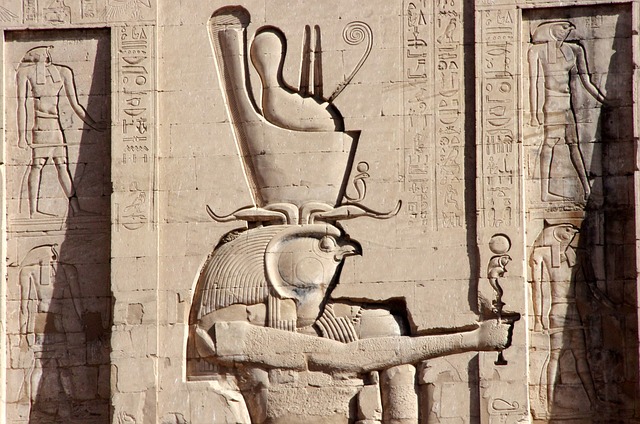 3. Symbolika‌ a ikonografie: Tlačící síla egyptských božstev v ikonách ‍a artefaktech