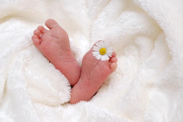1. Novorozenec a jeho vývoj: Od ‍narození ⁣až po první ​roky života